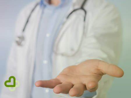 Врач протягивает руку